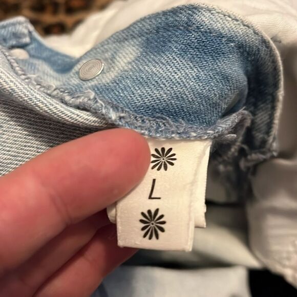 Show Me Your Mumu Georgia Tide Wash Blue Distressed Denim Raw Hem Shorta… - Picture 11 of 11